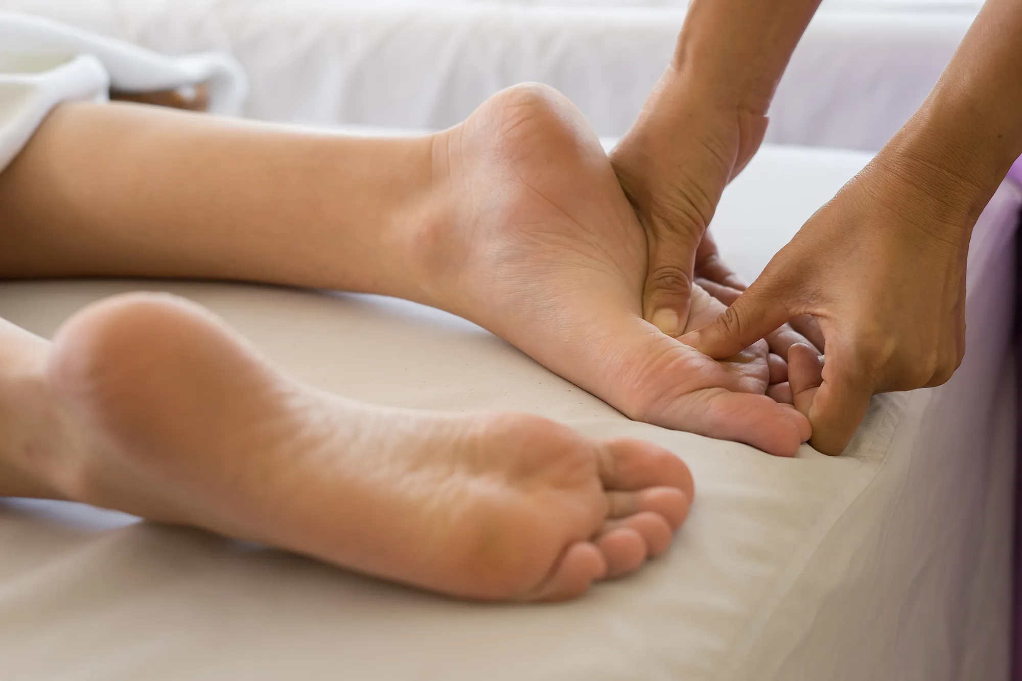 close-up-woman-doing-foot-massage-spa copia